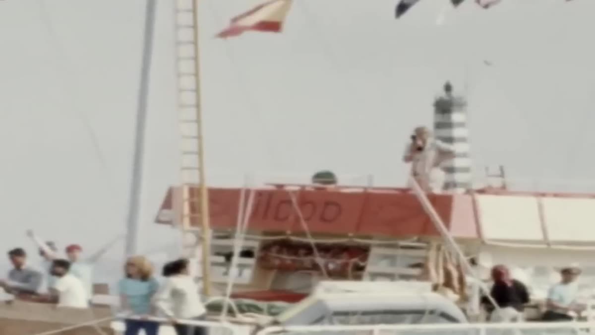 The raft leaving the harbour